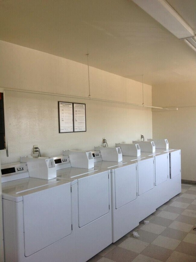 Building Photo - 3238 Ashford St