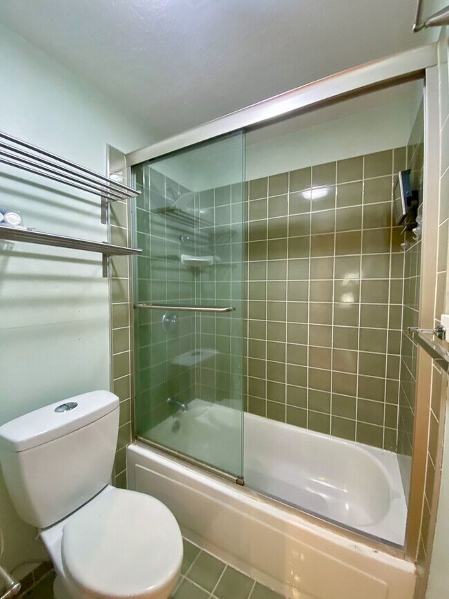 Building Photo - Modern Design 3 Bedroom 2 Bath