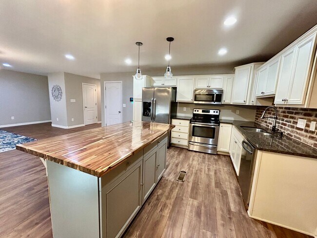 Building Photo - Three bedroom with finished basement in Hamburg!