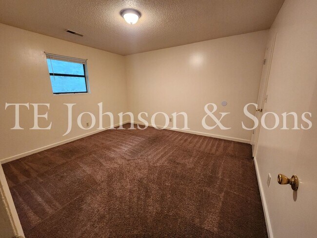 Building Photo - 2 Bedroom Utilities INCLUDED
