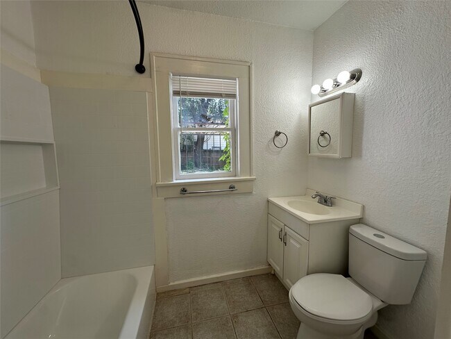 Building Photo - 2421 Isabella St