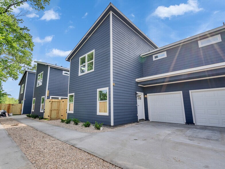 Building Photo - 8104 Crestview Dr