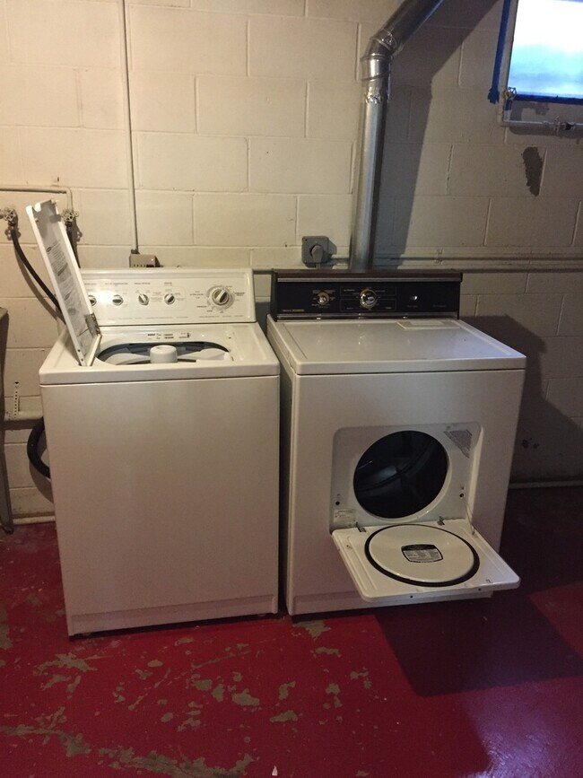 Building Photo - Gorgeous 2 Bedroom, 1.25 Bath Townhouse near UIHC