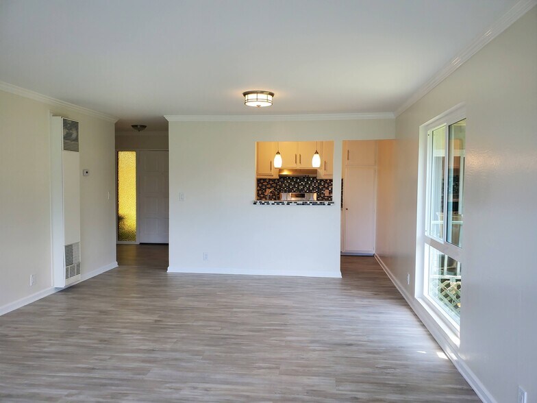 Building Photo - 741 Amigos Way