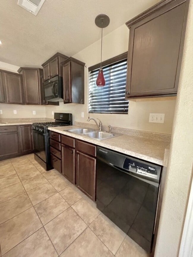 Building Photo - 2 Story Home with 3 Bed, 2.5 Bath, 2 Car G...