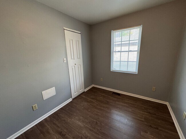 Building Photo - Near Southeast 3 Bedroom 1 Bath