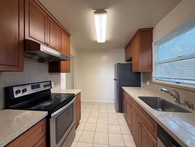Building Photo - Bright Upper-Level 2BR Home in Alameda’s Desirable East End.
