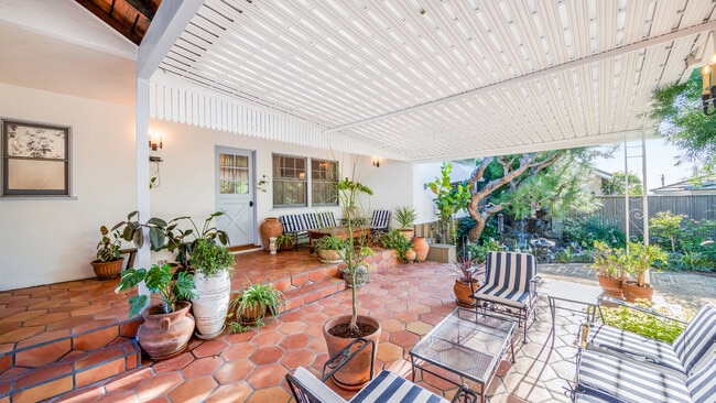 Building Photo - Burbank Wonder Years house