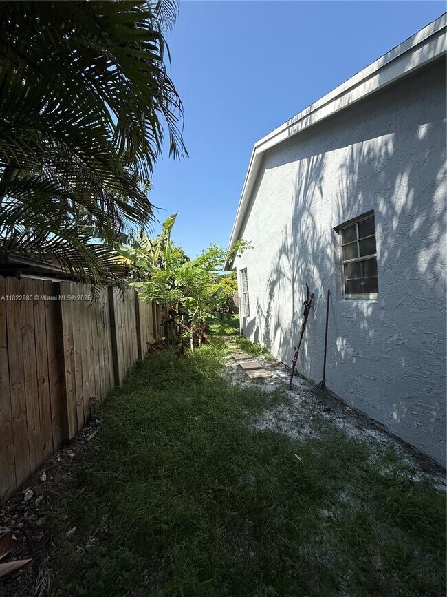 Building Photo - 9286 SW 146th Ct