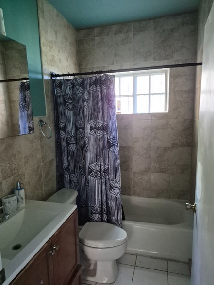 Building Photo - 1068 NW 31st St