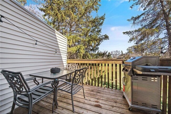 Building Photo - 3 Bed/2 Bath Townhome - Available Sept 1st!