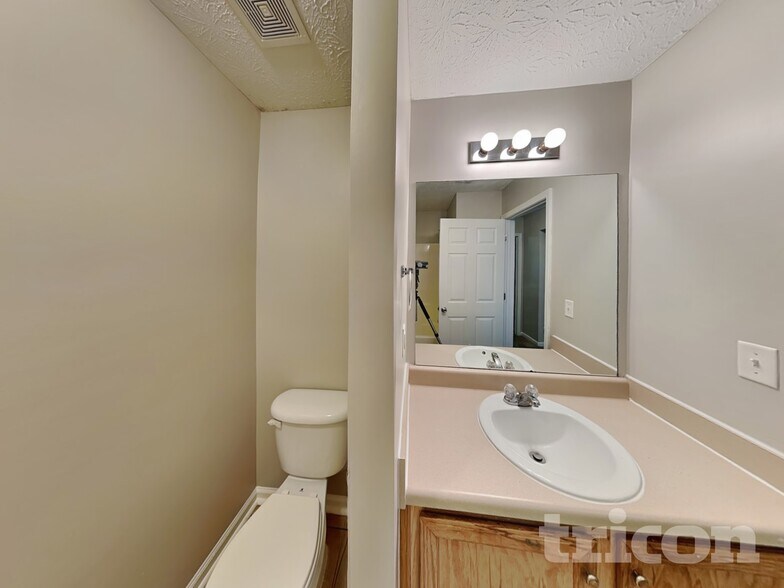 Building Photo - 300 Klinetop Dr