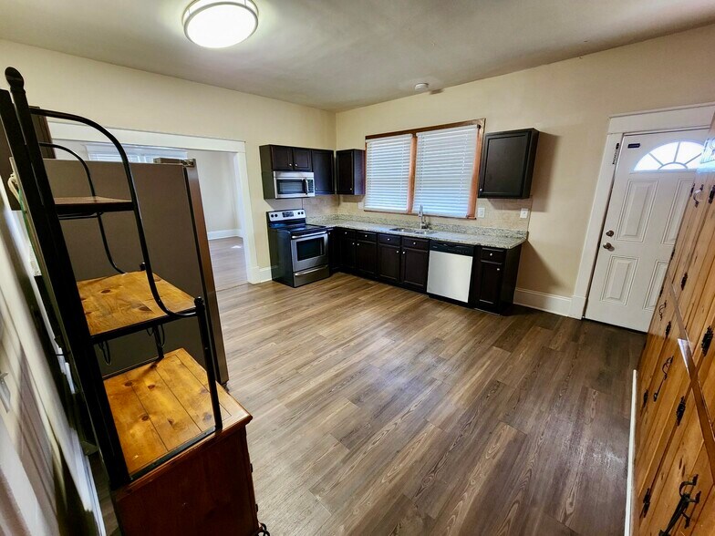 Kitchen - 1628 S Main St