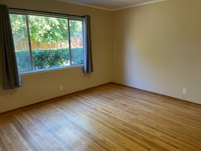 Building Photo - Lovely 3 Bedroom with spacious yard. Great location!
