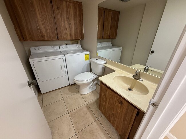 Building Photo - 2/2.5 Townhome in Central Orlando