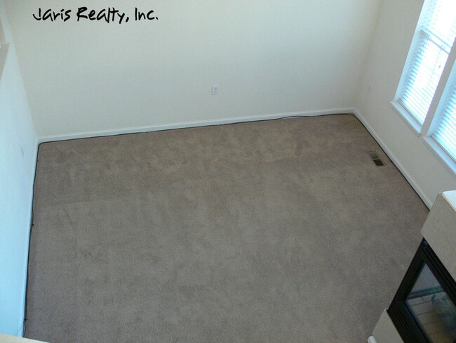 Building Photo - Fabulous Dual-Suite Red Hawk Town-home w/G...