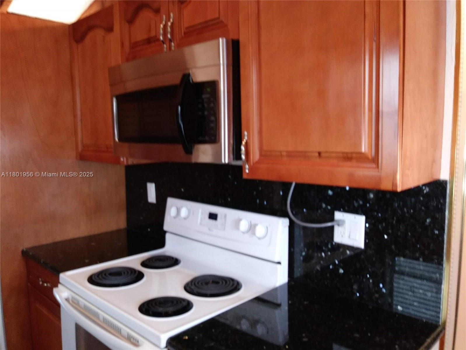Building Photo - 2675 S Parkview Dr