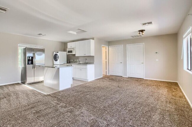 Building Photo - 5323 E Taylor St