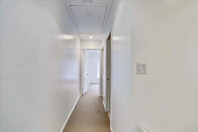 Building Photo - Updated townhome in popular Paper Mill Cou...