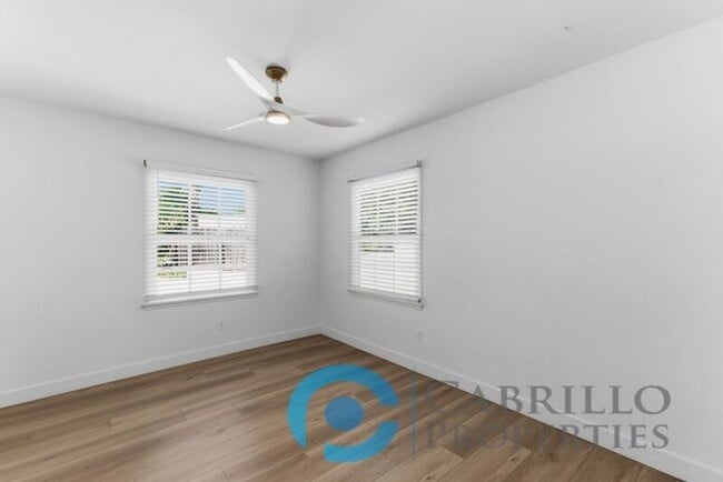 Building Photo - 2215 Marigold Pl