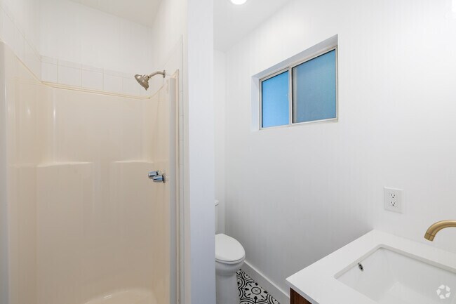 3BR, 2BA - 1,600SF - Bathroom - 4437-4439 Vista Del Monte Ave