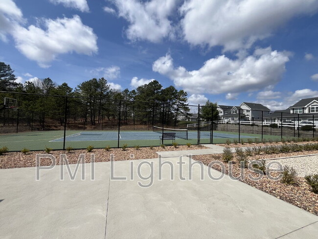 Building Photo - 25 Willow Dr