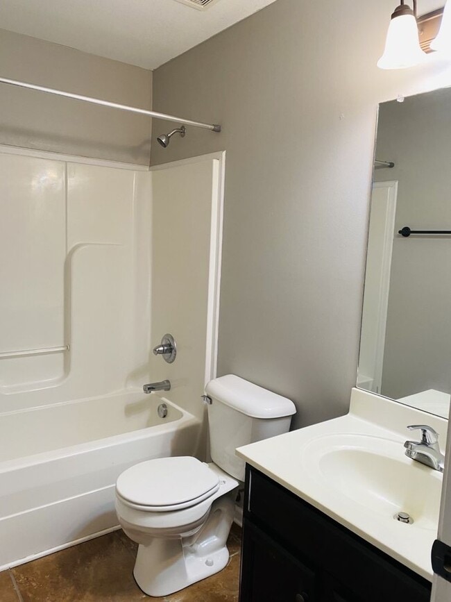 Building Photo - Beautiful Townhome