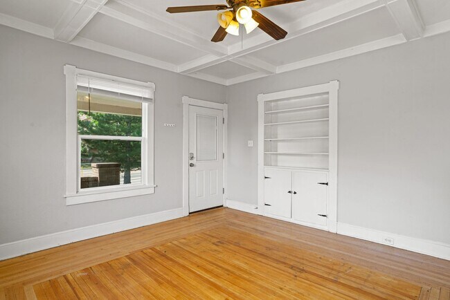 Building Photo - 975 University Ave