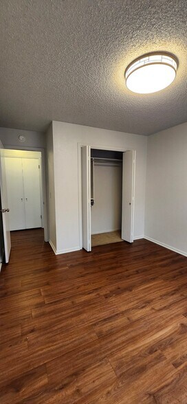 Building Photo - 3517 N Glenoaks Dr