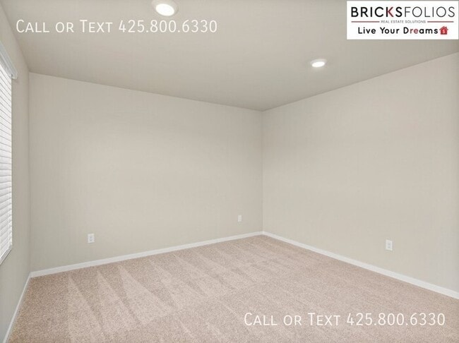 Building Photo - Inviting Home in Port Orchard with a Perfe...