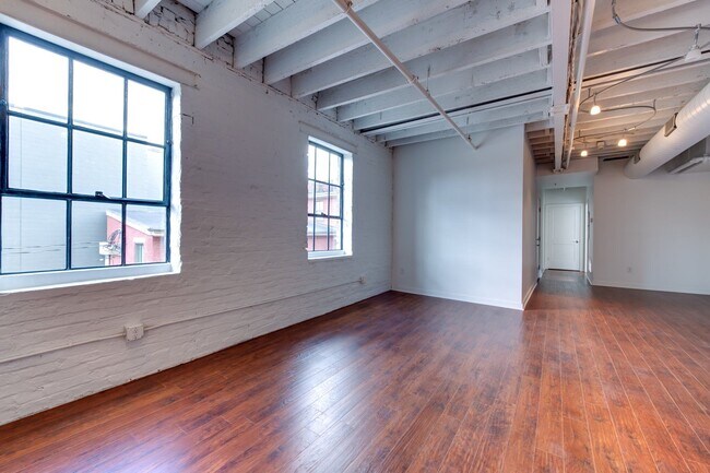 Building Photo - Newly Rennovated Two Bedroom