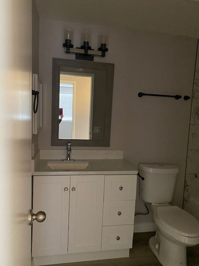 Building Photo - $2,350 Lovely Remodeled 3 Bedroom-2 bath-2...