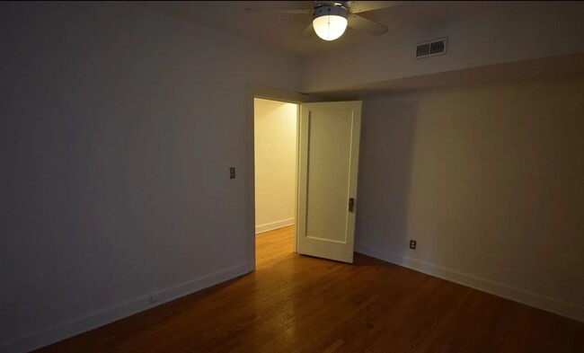 Building Photo - Amazing 2 Bedroom Condo in Indianapolis