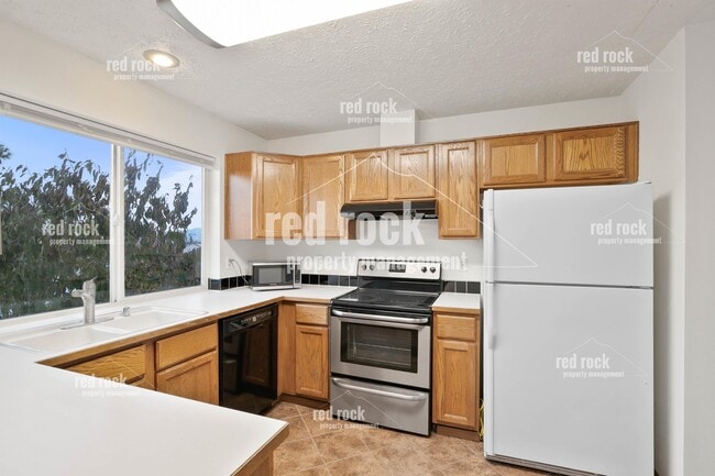 Building Photo - 1323 N Mitchell Rd