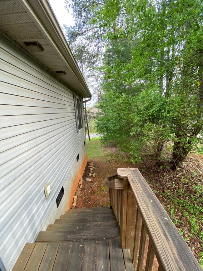 Building Photo - North AVL - Spacious 2/2 Apartment