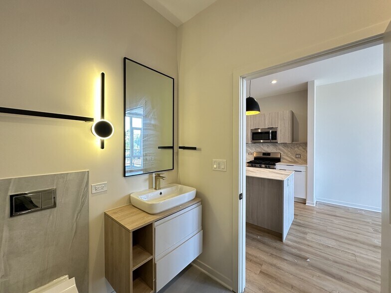 Building Photo - 6340 W Belmont Ave