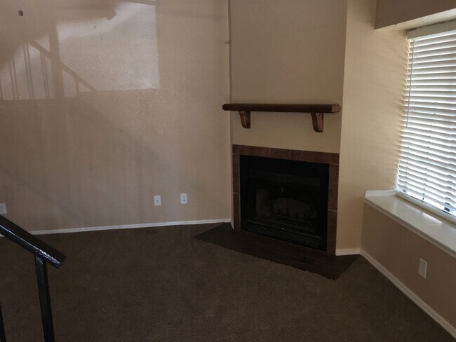 Building Photo - **MOVE-IN SPECIAL 50% OFF MOVE-IN MONTH!!!!** **BEAUTIFUL 3br/2ba TOWNHOME (ELLIOTT & ARIZONA AVE)**