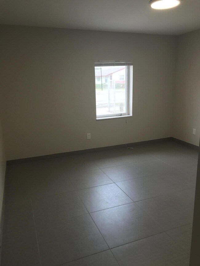 Building Photo - 142 SW 8th Ave