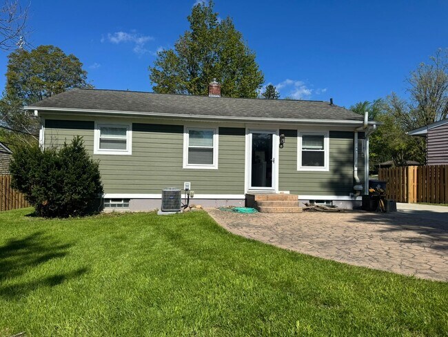Building Photo - Fully Updated 3 Bedroom - 1 bathroom home - $2,900