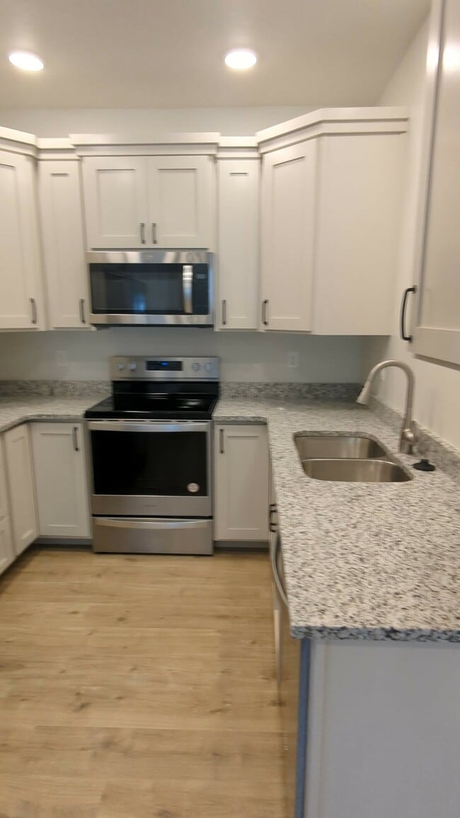 Building Photo - 1561 110