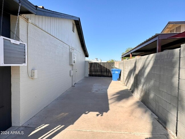 Building Photo - 10628 S 44th Pl