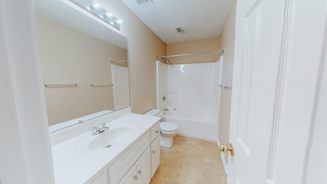 Building Photo - 101 Queens Ct