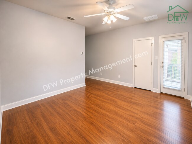 Building Photo - Luxury Renovated Townhome with Rooftop Skyline Views | Walk to Restaurants, Parks & More