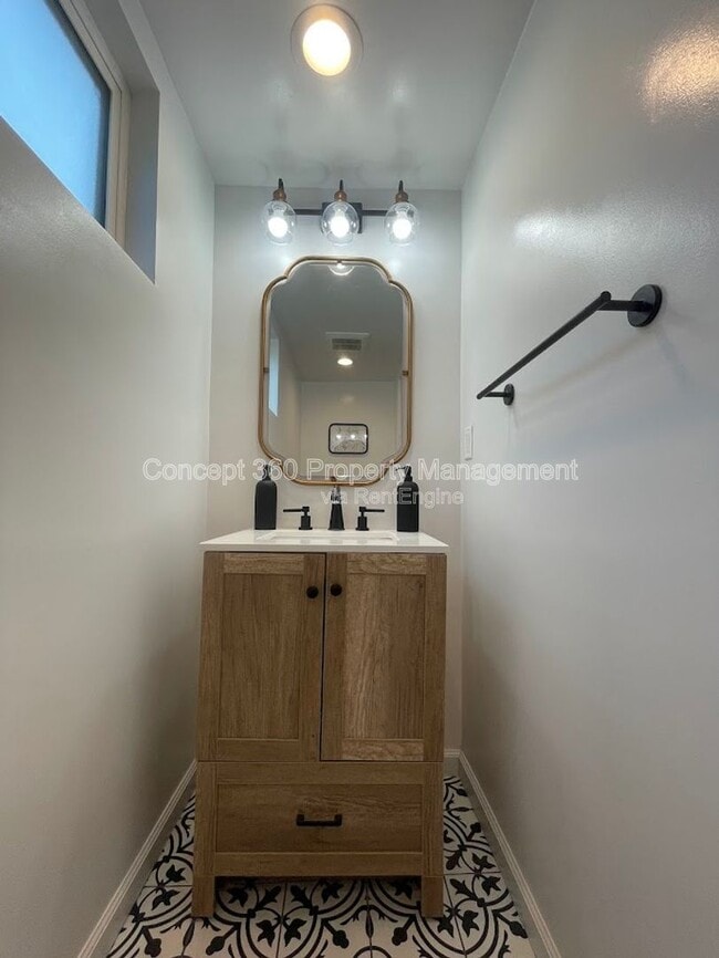 Building Photo - 1813 W Arbutus St