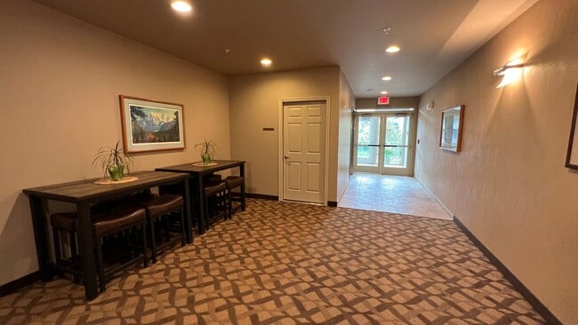 Building Photo - High End (2) Bedroom, (2.5) Bathroom Condo...