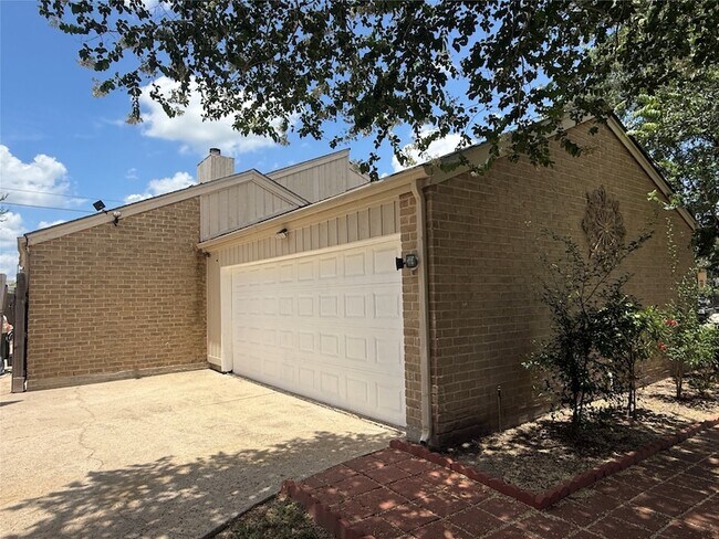 Building Photo - 2358 Binley Dr
