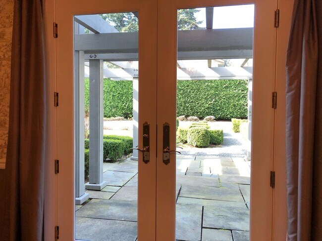 Building Photo - Elegant and Luxury home in Medina, 5 bedro...