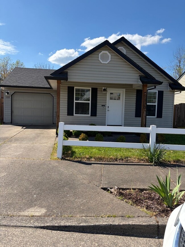 Building Photo - Cozy Two Bedroom Home Tucked Away in Newberg