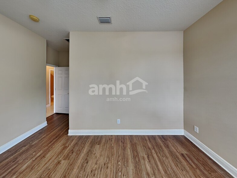 Building Photo - 11177 Creek Haven Dr