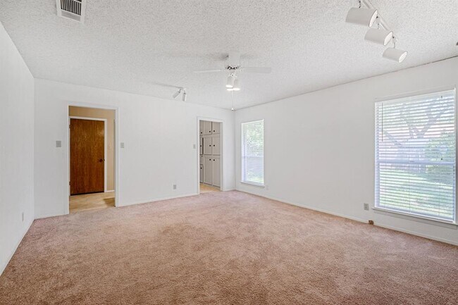 Building Photo - 10604 School House Ln